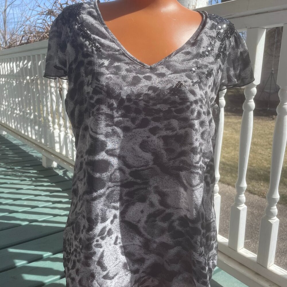 APT Women's Medium V-Neck Shirt - Black and Gray Pattern